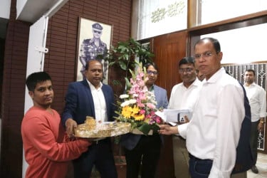 তারেক রহমানকে ফুলেল শুভেচ্ছা জানিয়ে মিষ্টি পাঠালেন মমতা