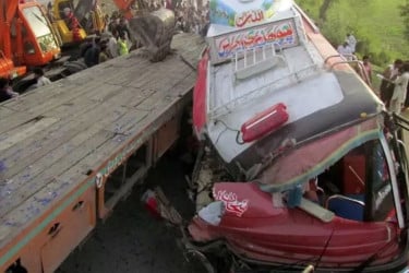 পাকিস্তানে ভয়াবহ সড়ক দুর্ঘটনায় চালকসহ নিহত ১১