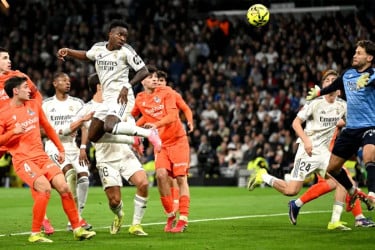 বার্সেলোনাকে পেছনে ফেলে শীর্ষে রিয়াল