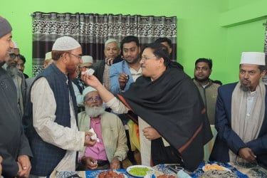 মাগুরা-১ আসনে পরাজিত প্রার্থীকে মিষ্টি মুখ করালেন নবনির্বাচিত এমপি