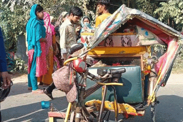 সিরাজগঞ্জে বাসচাপায় গৃহবধূ নিহত, সড়ক অবরোধ