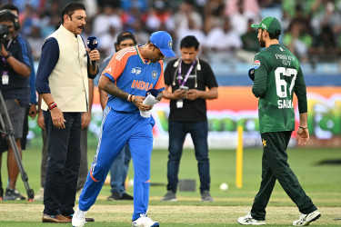 পাক-ভারত অধিনায়কের ‘হ্যান্ডশেক’র দিকে তাকিয়ে ক্রিকেট বিশ্ব