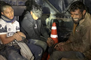 কলাপাড়ায় পল্লী বিদ্যুতের তার চুরির অভিযোগে তিন যুবক আটক