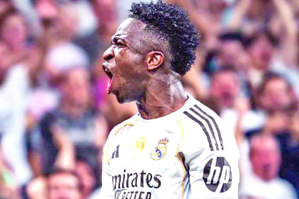 টানা আট জয়ে বার্সাকে টপকে শীর্ষে রিয়াল