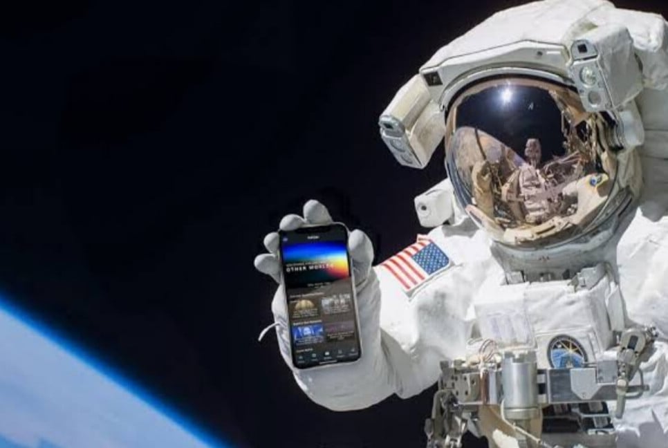 নাসার মিশনে একসঙ্গে চাঁদে যাচ্ছে আইফোন-এন্ড্রয়েড