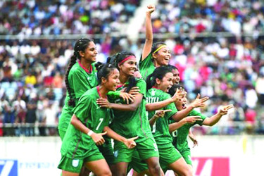 নারী দল নিয়ে কেন লুকোচুরি!