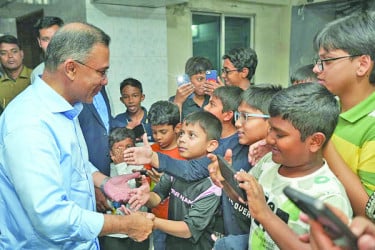 শিশু ও কিশোরদের সঙ্গে তারেক রহমান