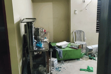 রোগীর মৃত্যুকে কেন্দ্র করে ক্লিনিকে হামলা-ভাঙচুর, দুই চিকিৎসক আহত