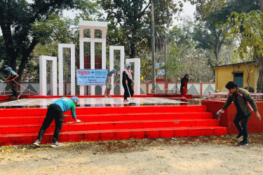 ভাষা শহীদদের প্রতি শ্রদ্ধায় শহীদ মিনার পরিষ্কার-পরিচ্ছন্নতা করলো বসুন্ধরা শুভসংঘ