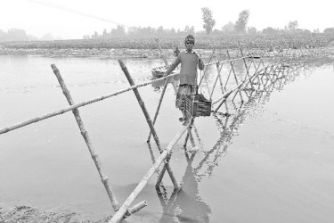নদী পারাপারে সাঁকো ঝুঁকি নিয়ে চলাচল
