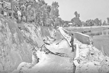 উদ্বোধনের আগেই সড়কে ধস