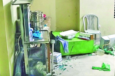 মেহেরপুরে রোগী মৃত্যুর জেরে ক্লিনিক ভাঙচুর