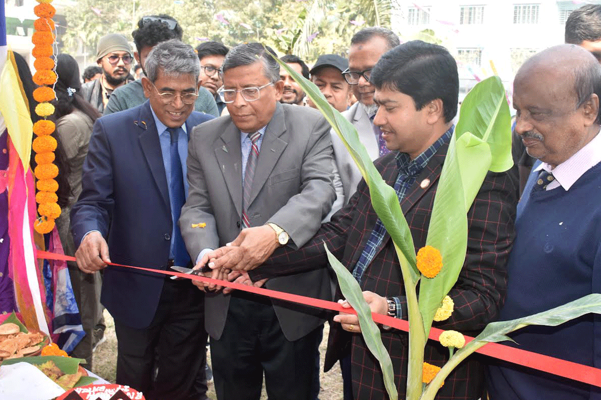 বগুড়ায় পুণ্ড্র ইউনিভার্সিটিতে পিঠা উৎসব ও বসন্তবরণ