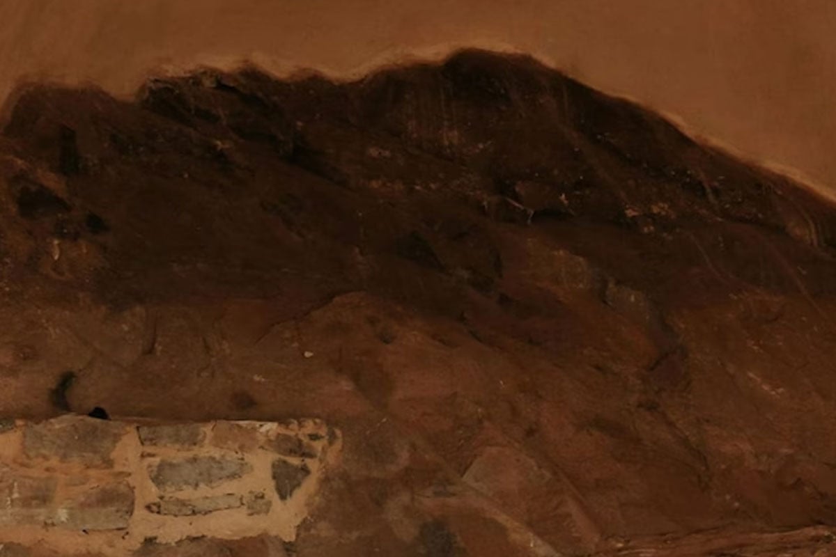 প্রাচীন কবরস্থানের ভেতরে মিলল গোপন সুড়ঙ্গ