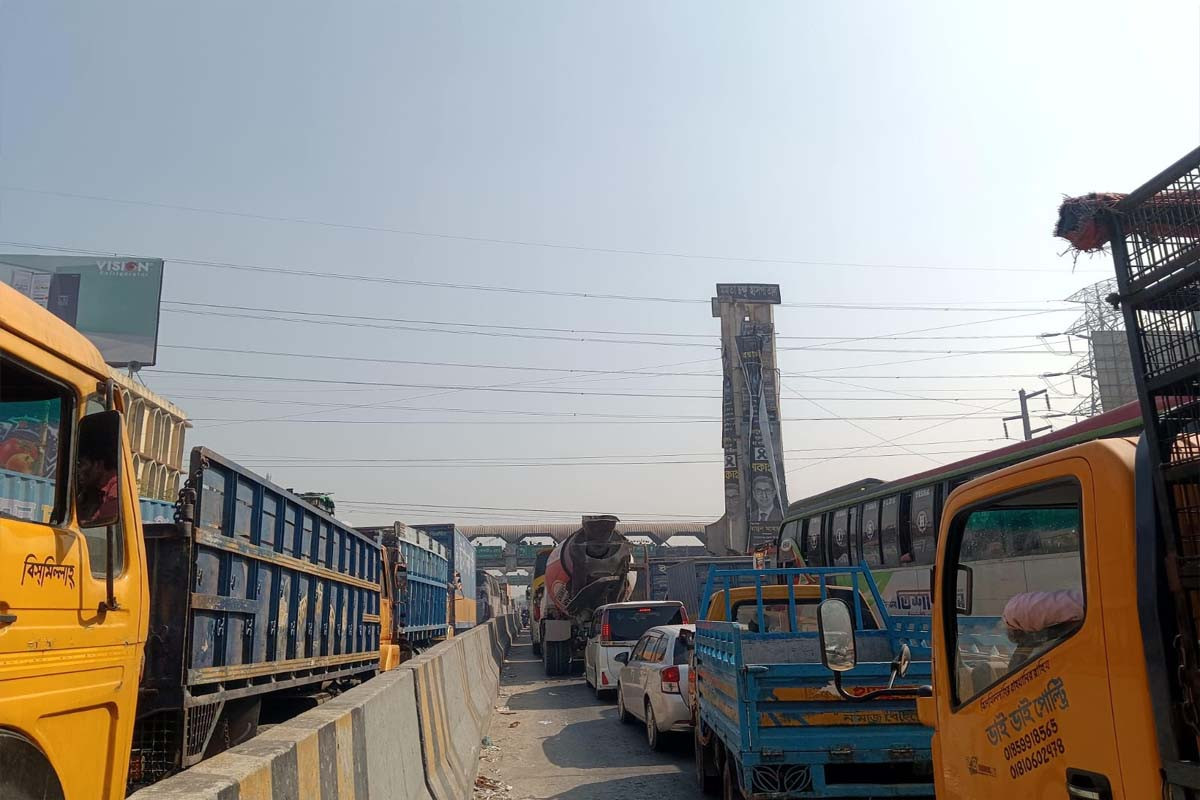 ছুটি শেষে ট্রাকের ঢল, ৩ মহাসড়কে অচলাবস্থা