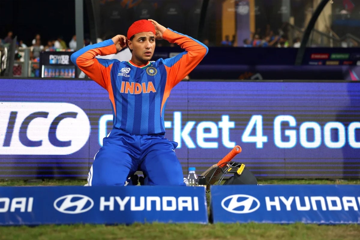 অভিশেককে শুরুতেই এক রান নিতে বললেন গাভাস্কার