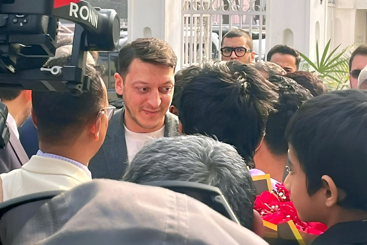 বিশ্বকাপজয়ী ওজিল এখন ঢাকা বিশ্ববিদ্যালয়ে