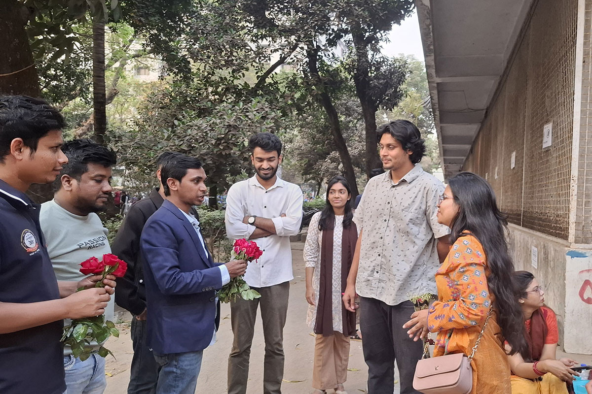 তারেক রহমান প্রধানমন্ত্রী হওয়ায় ঢাবিতে ছাত্রদলের গোলাপ ফুল বিতরণ