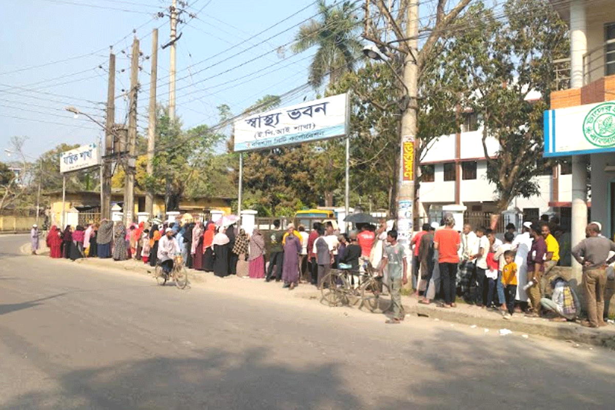 বরিশালে টিসিবি পণ্য কিনতে লম্বা লাইন