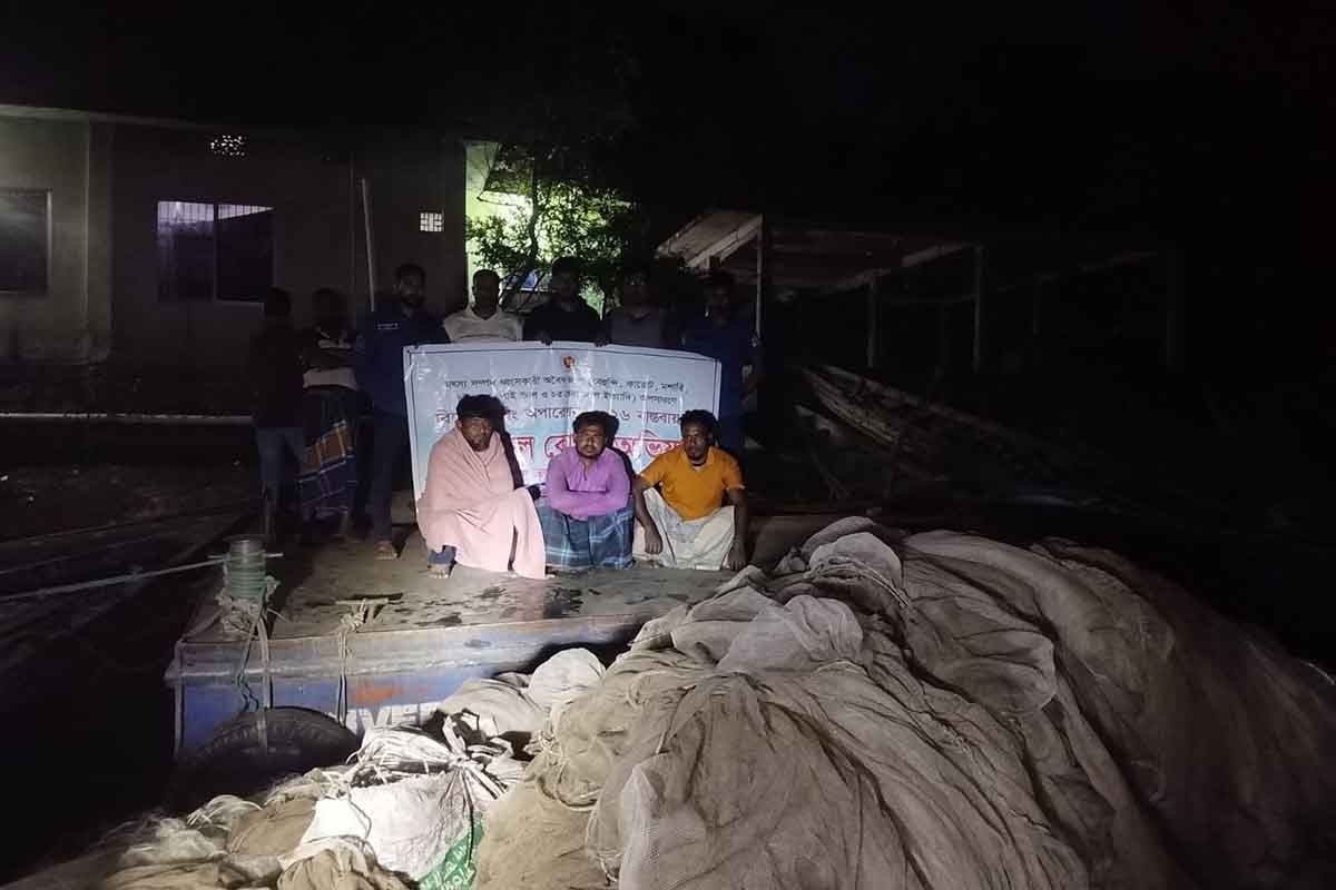 বরিশালে মেঘনা নদী থেকে চরঘেরা জালসহ ৩ জেলে গ্রেফতার