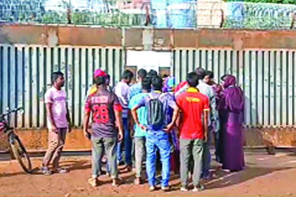 বন্ধ কারখানা চালুর আশায় খুলনার মানুষ