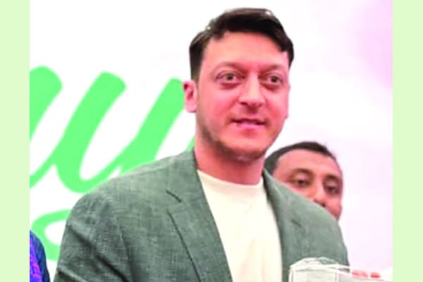 ঢাকায় ব্যস্ত ফুটবলার ওজিল