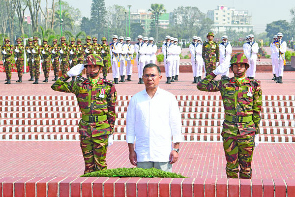 স্মৃতিসৌধ ও বাবা মায়ের সমাধিতে প্রধানমন্ত্রীর শ্রদ্ধা