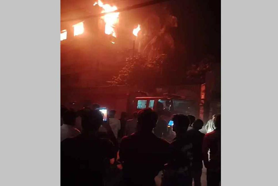 রাজধানীর হাজারীবাগে ঝুটের গুদামে আগুন