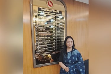 ৩৩ বছর পর বাবার অফিসে কন্যা: প্রতিমন্ত্রী ফারজানা শারমিনের আবেগঘন পোস্ট