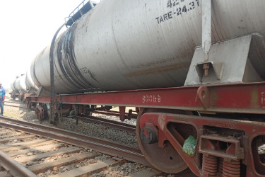 চাপাইনবাবগঞ্জে তেলবাহী চারটি ওয়াগন লাইনচ্যুত