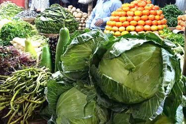 বিশ্বনাথে সবজির বাজারে অস্থিরতা, চাপে নিম্নআয়ের মানুষ