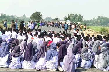 চিরিরবন্দরে বাসচাপায় শিশু শিক্ষার্থী নিহত, ৫ ঘণ্টা মহাসড়ক অবরোধ