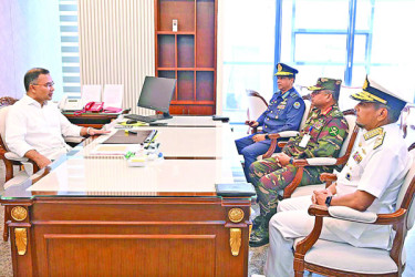 প্রধানমন্ত্রীর সঙ্গে তিন বাহিনী প্রধানের সাক্ষাৎ
