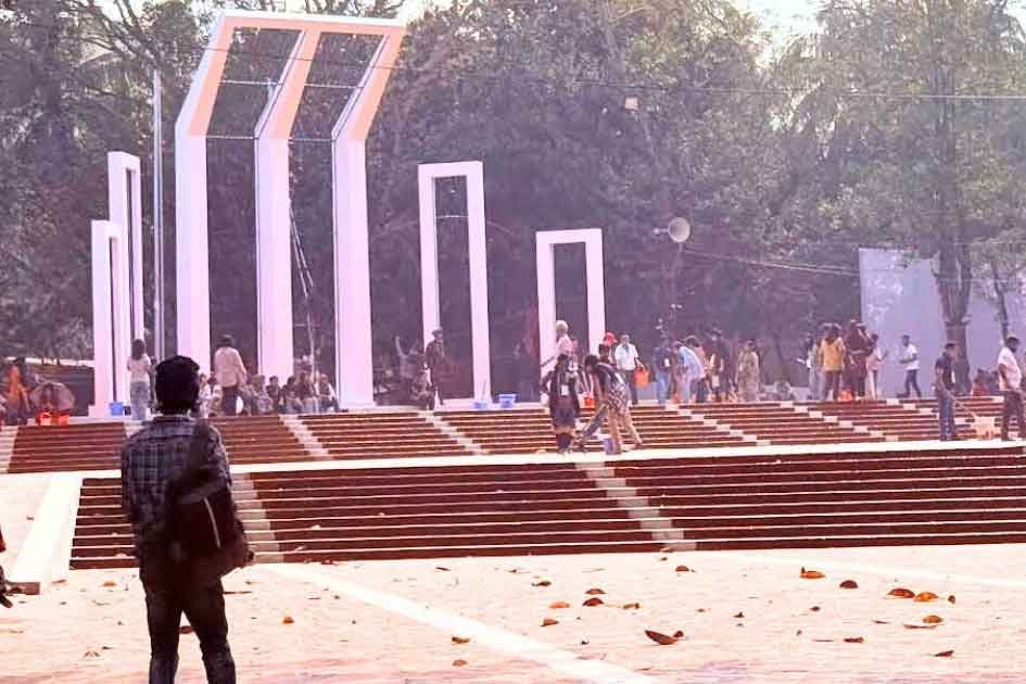 রং-তুলির আঁচড়ে শেষ প্রস্তুতিতে কেন্দ্রীয় শহীদ মিনার প্রাঙ্গণ