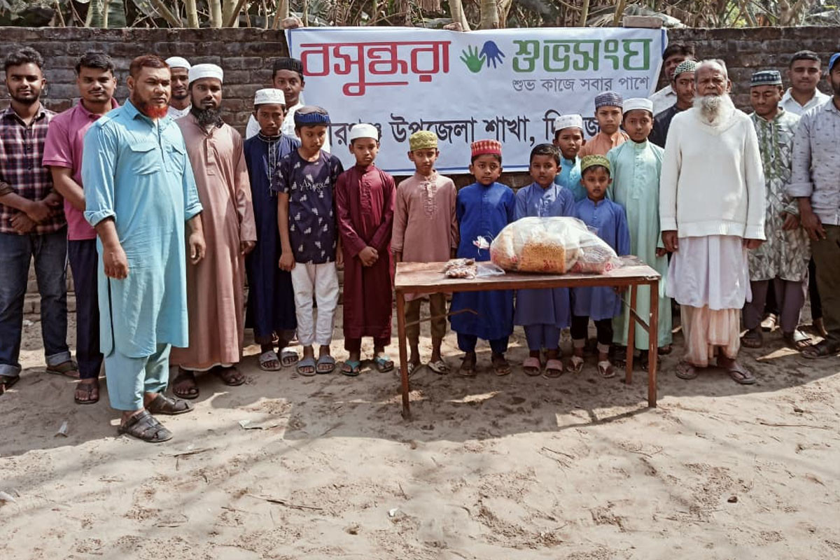 বসুন্ধরা শুভসংঘের উদ্যোগে এতিম শিক্ষার্থীদের ইফতার সামগ্রী উপহার