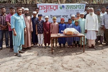 বসুন্ধরা শুভসংঘের উদ্যোগে এতিম শিক্ষার্থীদের ইফতার সামগ্রী উপহার