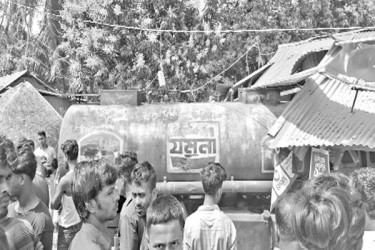 নোয়াখালীতে বাবা-ছেলেকে চাপা দিয়ে দোকানে লরি