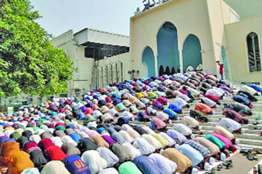 রমজানের প্রথম জুমায় মসজিদে মুসল্লির ভিড়