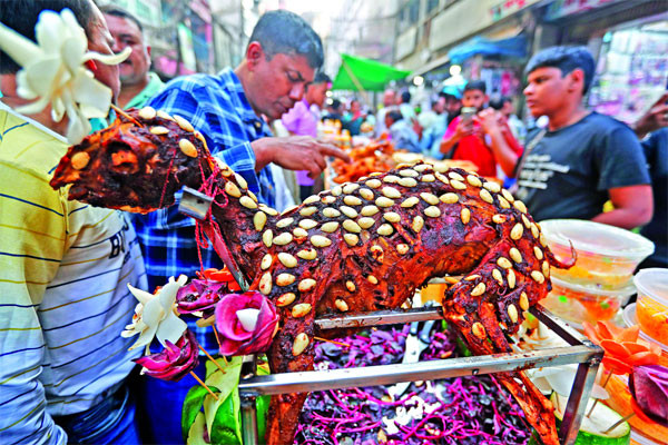 ইতিহাস-ঐতিহ্যের সাক্ষী চকবাজারের ইফতার