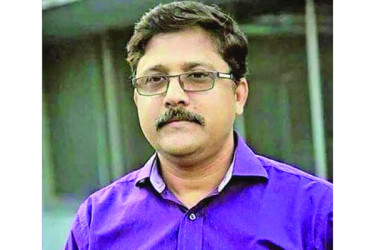 বাজার তদারকিতে এমপি মনোয়ার