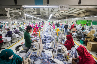 চ্যালেঞ্জের মুখে পোশাকশিল্প