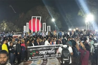 কেন্দ্রীয় শহীদ মিনারে সর্বস্তরের মানুষের ঢল