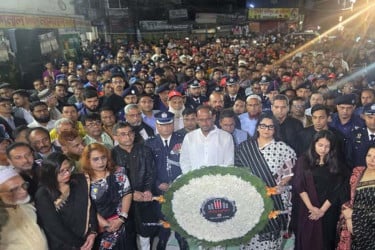 টাঙ্গাইলে একুশের প্রথম প্রহরে শহীদ মিনারে প্রতিমন্ত্রী টুকুর শ্রদ্ধা নিবেদন