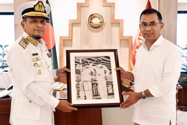 প্রধানমন্ত্রীর সঙ্গে নৌবাহিনী প্রধানের সৌজন্য সাক্ষাৎ