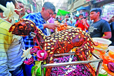 ইতিহাস-ঐতিহ্যের সাক্ষী চকবাজারের ইফতার