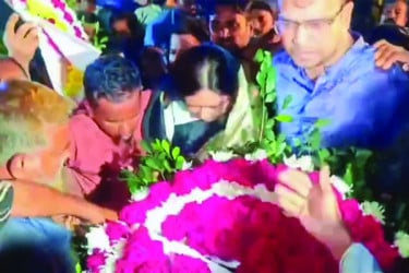 রুমিন ফারহানাকে ফুল দিতে বাধা প্রতিবাদে অবরোধ