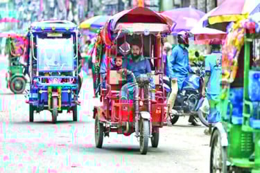 ঢাকার সড়কে দাপিয়ে বেড়াচ্ছে রিকশা