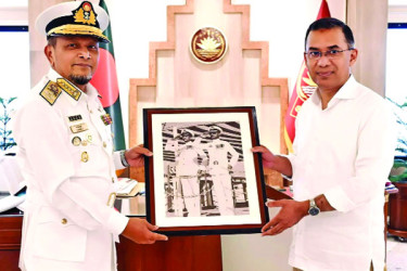 প্রধানমন্ত্রীর সঙ্গে নৌবাহিনী প্রধানের সৌজন্য সাক্ষাৎ