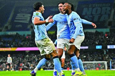 শিরোপা লড়াইয়ে আর্সেনালের ঘাড়ে নিঃশ্বাস ম্যানসিটির