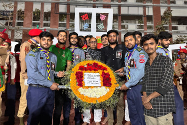 ঢাকা কলেজ কেন্দ্রীয় শহীদ মিনারে বসুন্ধরা শুভসংঘের শ্রদ্ধাঞ্জলি